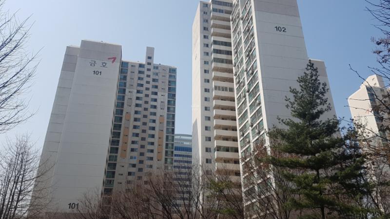 1997년 08월에 지어진 단지인 만큼 부분적으로 연식이 느껴지지만 전체적으로 양호하게 관리된 단지 외관이에요