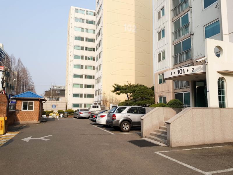 단지만의 특별한 외관 디자인으로 중후함이 느껴지는 단지 모습이에요
