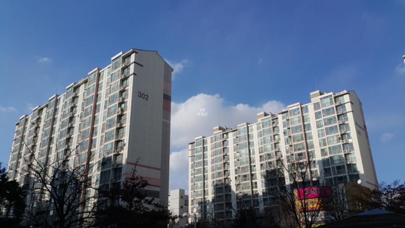 내부에서 바라본 301동과 302동 전경 입니다