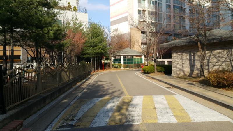 단지 내부를 이어주는 도로에요