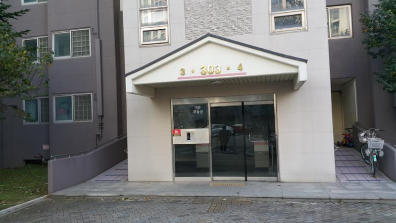 고급스러운 디자인의 공용현관 입구에요