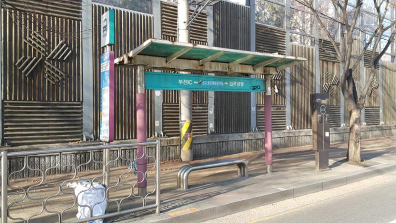 단지 바로 앞에 있는 버스정류장입니다