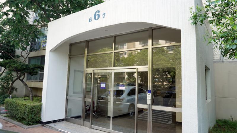 한양1차 아파트 단지 내 동 입구의 모습이에요