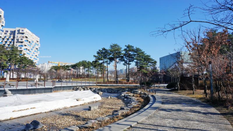 단지 주변에 위치한 송파근린공원입니다