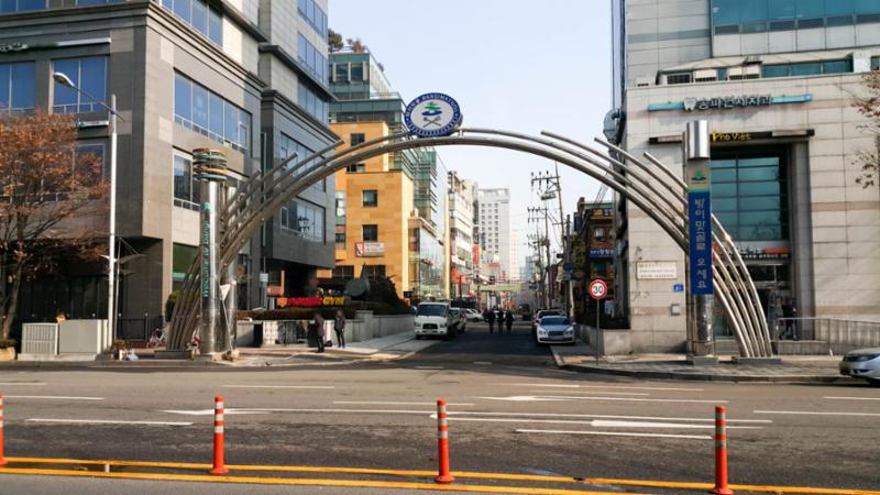 석촌호수와 송파구청 맞은편에 위치한 방이동먹자골목입니다