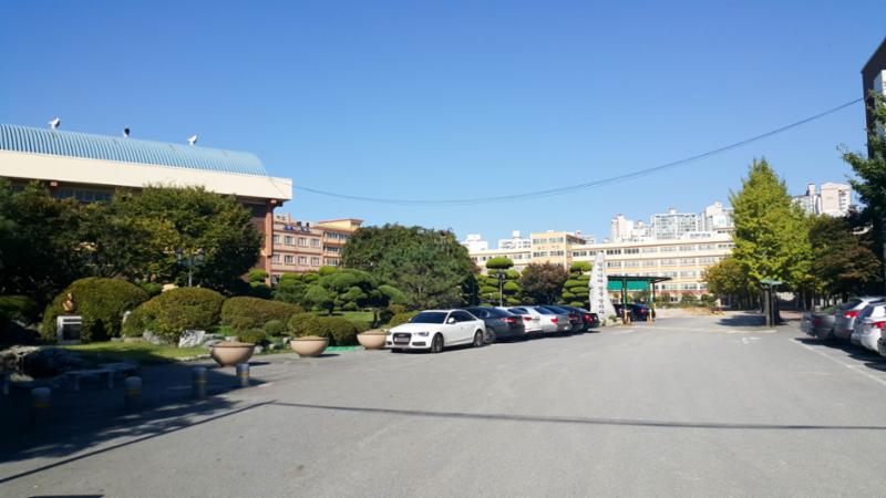 단지 주변에 위치한 잠실여자고등학교입니다