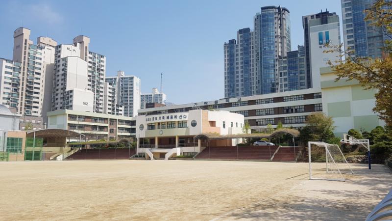 단지 주변에 위치한 가락중학교입니다
