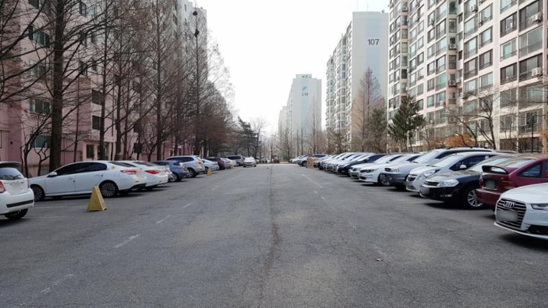 도로와 인접한 지상주차장이에요