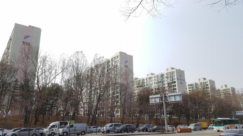 1988년 12월에 지어진 단지인 만큼 부분적으로 연식이 느껴지지만 전체적으로 양호하게 관리된 단지 외관이에요