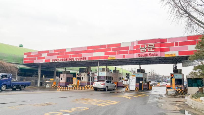 단지 주변에 위치한 가락농수산물도매시장입니다