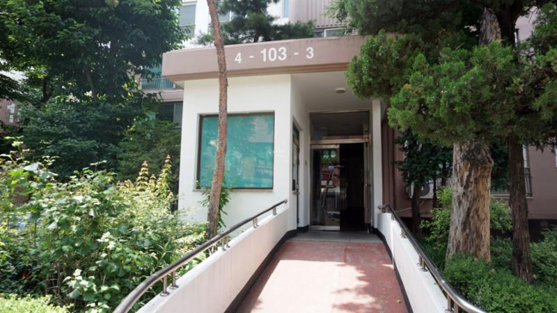 건영아파트의 103동 1층 공용현관 입구에요