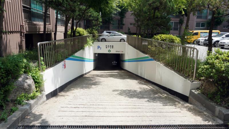 건영아파트의 주차장 출입구에요
