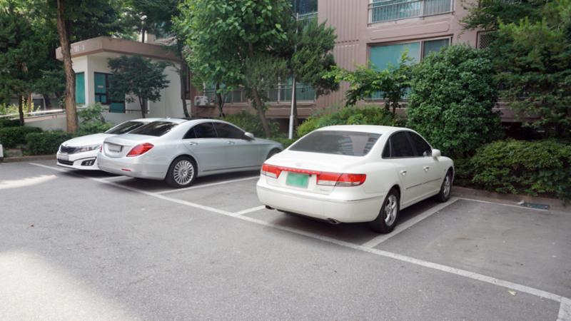 건영아파트의 지상 주차장이에요