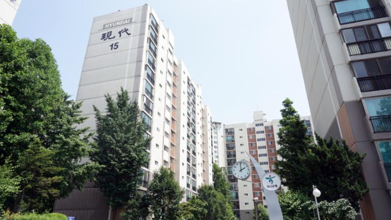 현대1차 아파트만의 깔끔한 디자인으로 품격있고 세련된 분위기가 느껴지는 단지 전경이에요