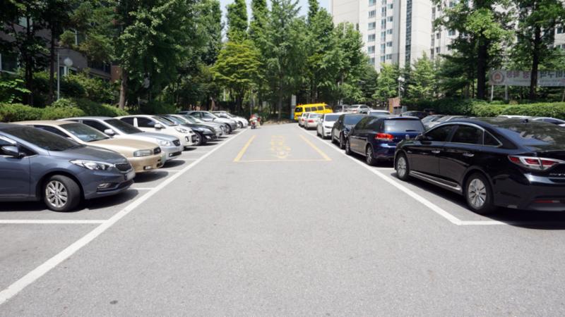 단지내 현관으로 바로 연결되는 현대1차 아파트 단지 내 도로입니다