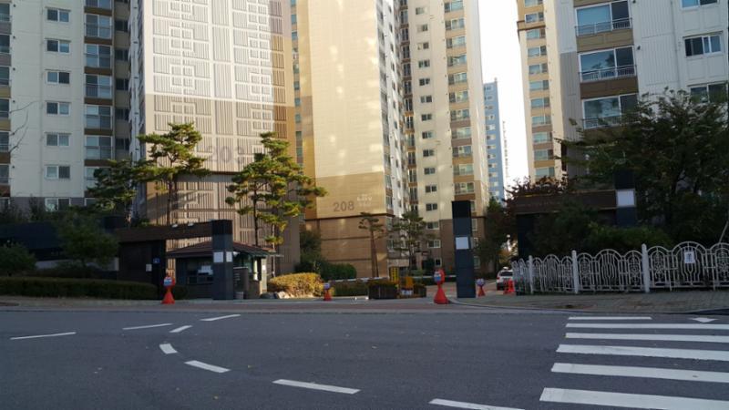 정문 앞 바로 횡단보도와 연결되는 곳에 출입구가 위치해 있으며 바로 건너편 버스정류장으로 한번에 건널 수 있어 편리하게 이용이 가능해요