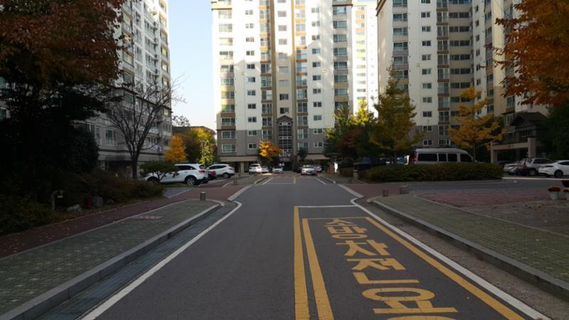 단지내 현관으로 바로 연결되는 도로에요