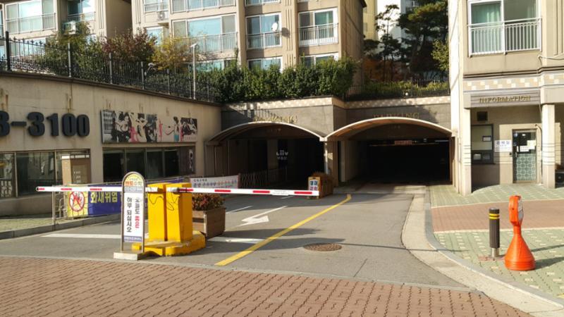 지하주차장 출입구 모습 입니다