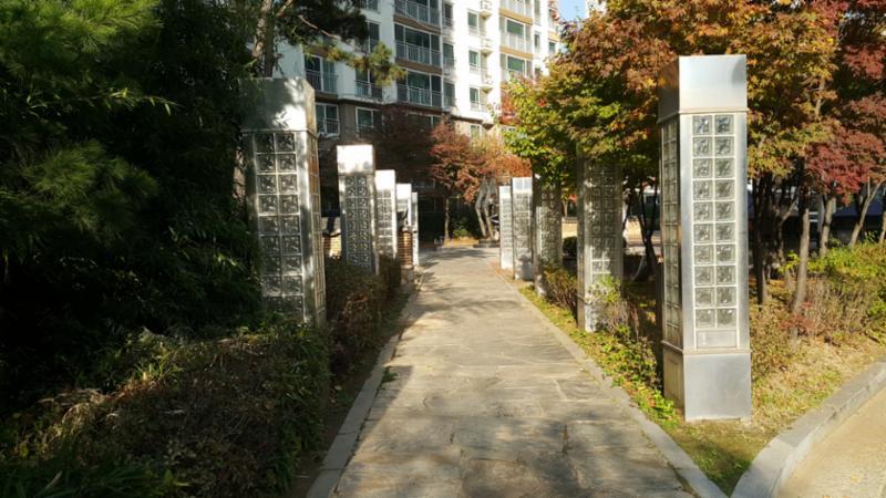 단지 내 위치한 공원으로 산책로와 조형물들이 배치되어 있고 휴게시설과 조명이 설치되어 있어 편리하게 이용하실 수 있어요