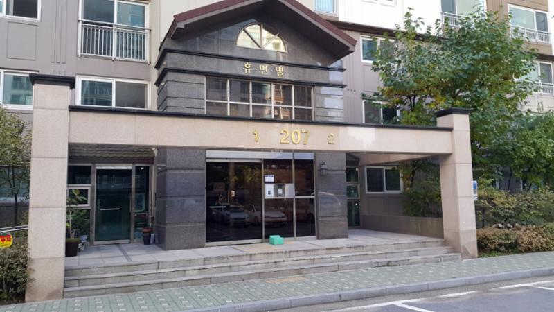 고급스러운 디자인의 공용현관 입구에요