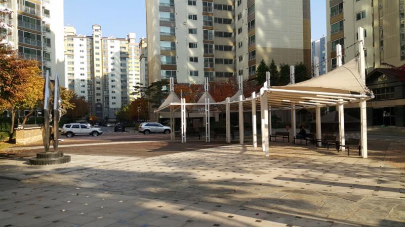 공원과 같이 마련된 휴게시설이에요