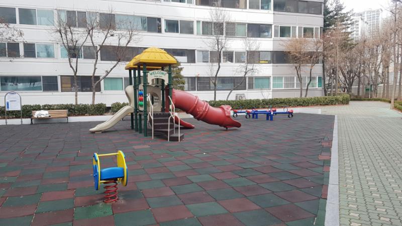 아이들의 안전을 위해 블록으로 설치된 놀이터에요