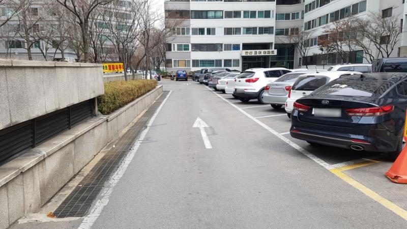 도로와 인접해 있는 한신잠실코아 아파트 지상주차장입니다