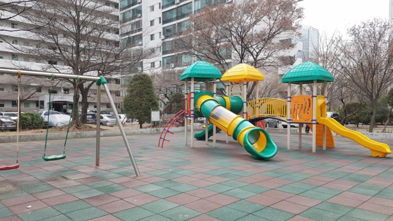 장미2차 단지 내 놀이터에요