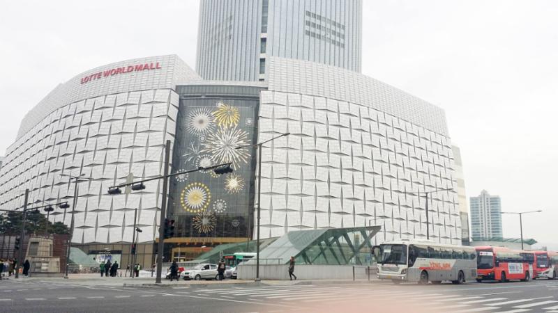 단지 인근에 위치한 롯데월드몰 입니다