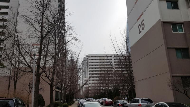 장미 2차 아파트는 총 10개동 1,302세대로 이루어져 있으며 최고 층수는 14층 입니다