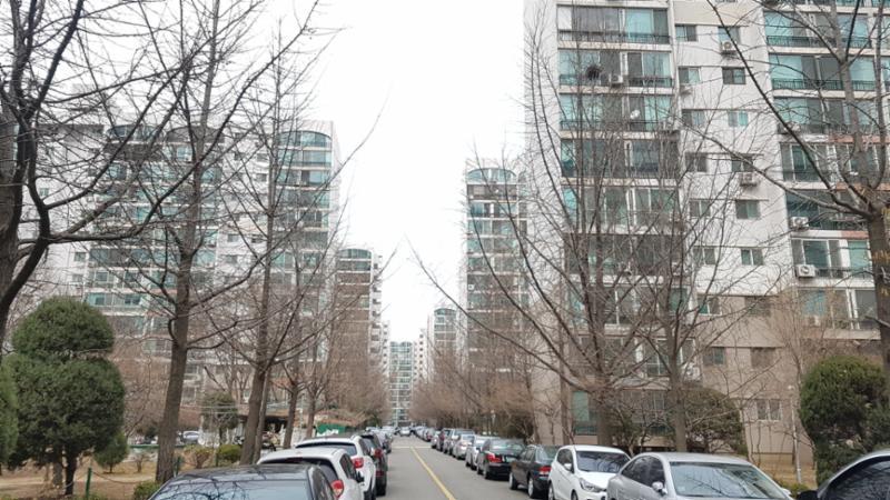 단지를 관통하는 주 도로입니다