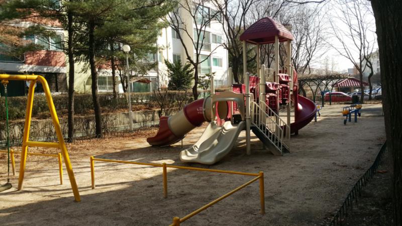 아기자기 한 색상으로 꾸며진 놀이터와 놀이기구 입니다
