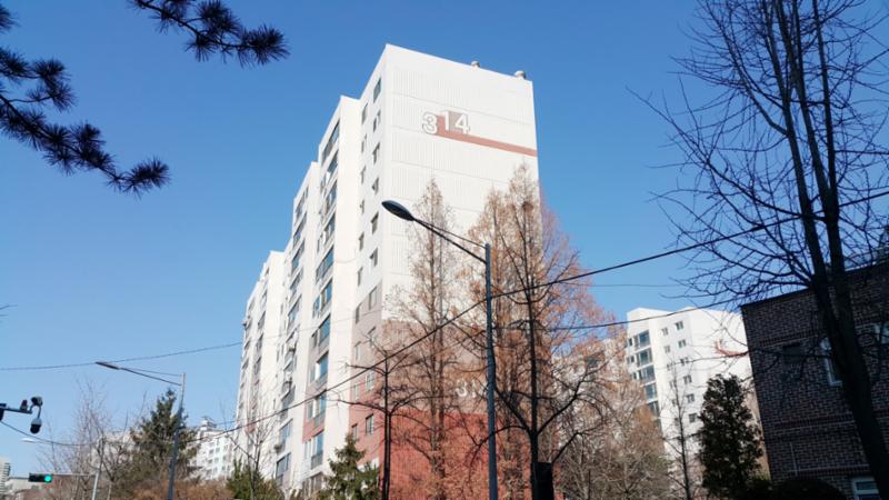 내부에서 촬영한 313동, 314동 전경 입니다