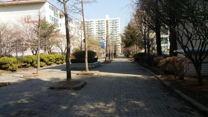 목동3단지의 아름다운 조경을 느낄 수 있는 산책로가 위치해 있어요