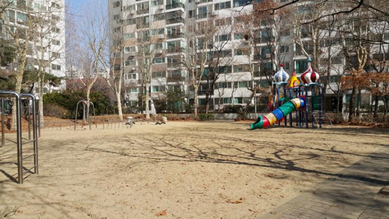 넓은 크기의 어린이 놀이터 입니다