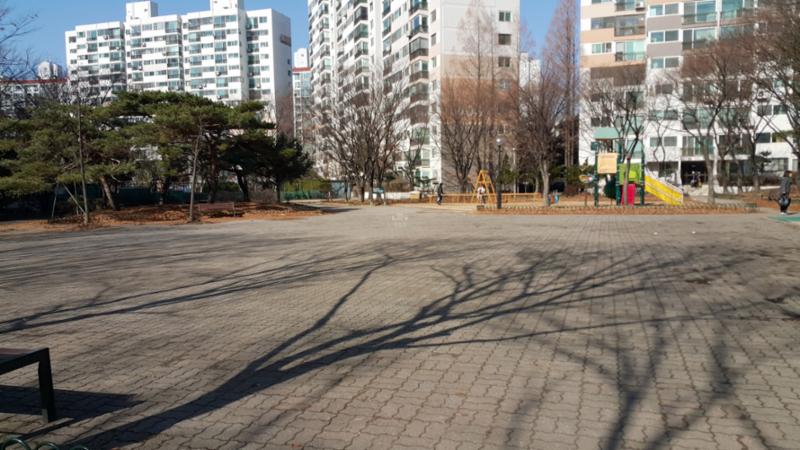 단지 중앙에는 주민 휴게시설이 넓게 자리하고 있으며 주변으로 조형물과 조경이 어우러져 있습니다