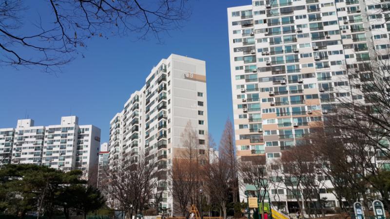 심플한 외관 디자인으로 품격있고 고급스러움이 느껴지는 단지 모습이에요
