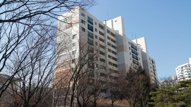 목동4단지 아파트의 깔끔하고 세련된 전경 모습이에요
