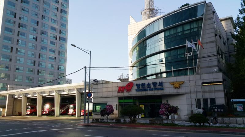 단지 주변에 양천소방서가 가까이에 위치해 있어 화재발생 시 좀 더 안전하고 빠른 대처가 가능하기 때문에 큰 사고를 줄일 수 있습니다