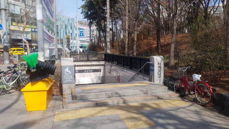 단지 인근 거리에 위치해 있는 지하철 목동역입니다