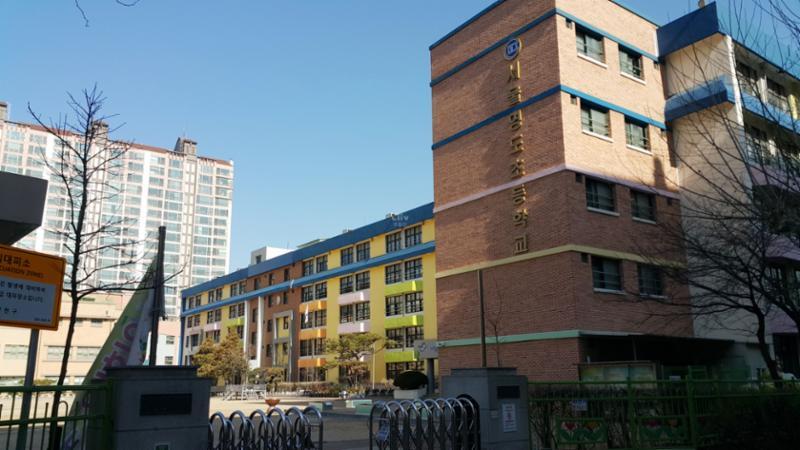 단지와 인접한 영도 초등학교 입니다