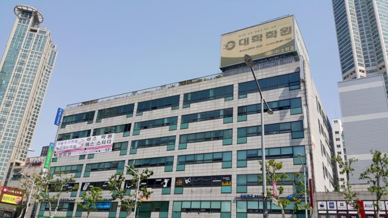 단지 주변에 위치한 대학학원입니다