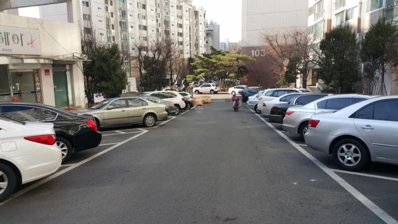 지상주차장과 인접한 단지내도로에요
