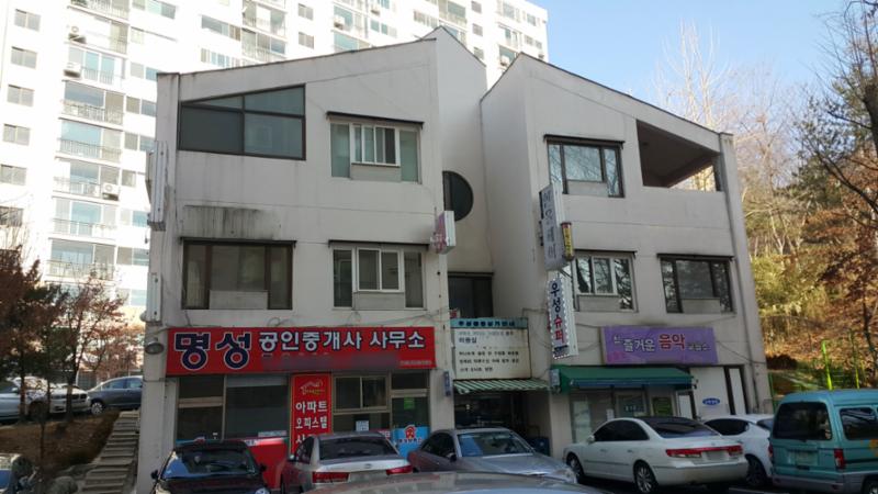 단지 내에 위치하고 있는 상가건물이에요