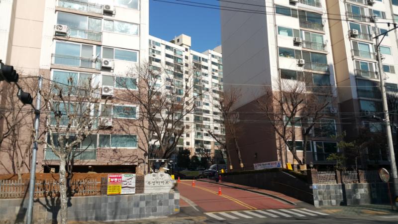 보행자들의 안전을 배려해 횡단보도가 있는 우성 정문입구에요