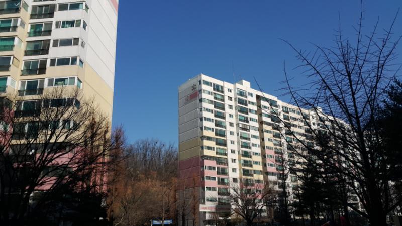 내부에서 촬영한 218동, 220동 전경 입니다