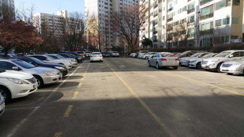 도로와 인접한 지상주차장 입니다