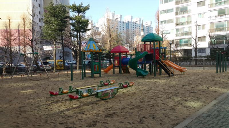 다양한 캐릭터와 색채로 꾸며진 어린이놀이터 입니다