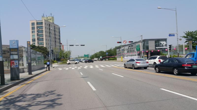 안양천을 따라 조성된 왕복 6차로의 안양천로 입니다