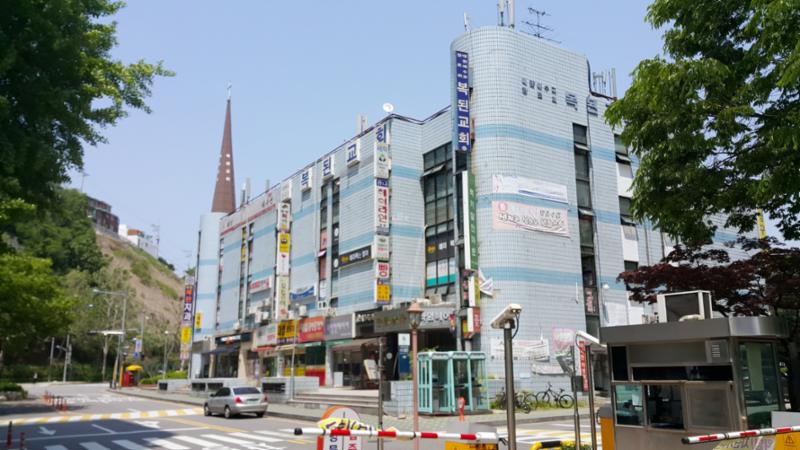 단지 내에 위치하고 있는 상가건물이에요